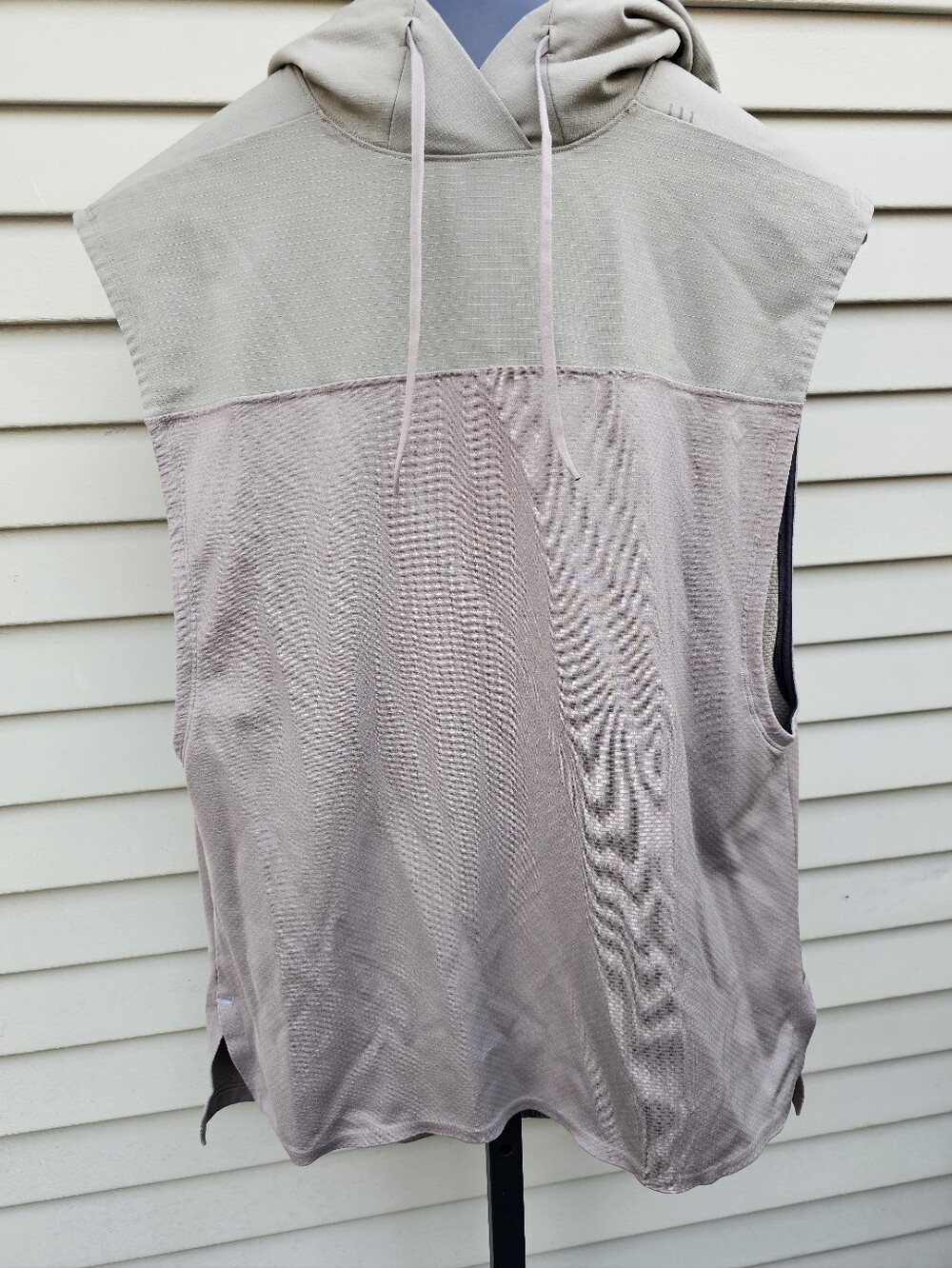 Men's Sleeveless Lululemon Stealth Hooded Vest